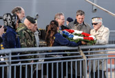 Student, Senator Bob Menendez, Congressman Rob Andrews and Pearl Harbor Survivor Ray Veruno prepare to throw wreath over the side of BB62